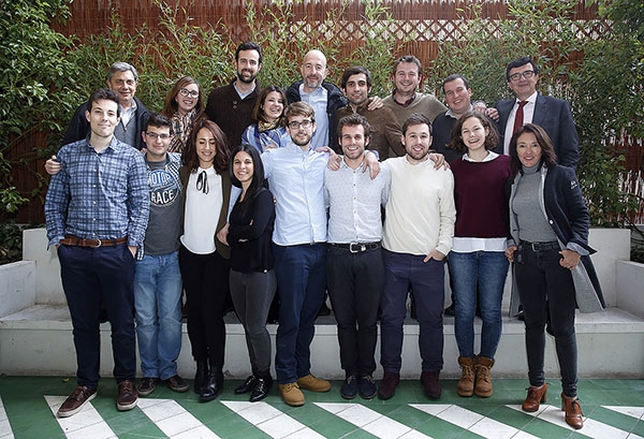 Foto de familia del grupo de 13 universitarios que participaron en el proyecto de la UAH. 