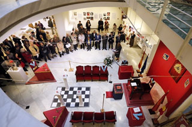 Un momento del acto inaugural de la exposición ‘La Masonería. Puertas abiertas’, que podrá verse hasta el 19 de junio en el Museo Municipal.  ARTURO PEREZ