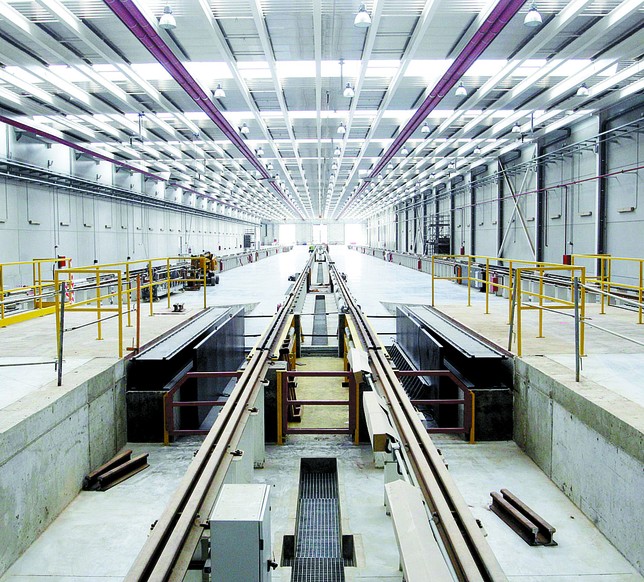 Interior de los nuevos talleres de Renfe, que se han construido en el Páramo de San Isidro. El Día