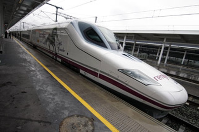 Un tren AVE estacionado en la terminal ferroviaria albaceteña.  R.S.