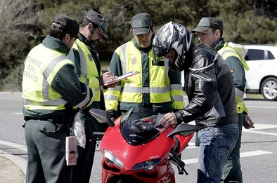 Dispositivo especial de tráfico para el control de motocicletas