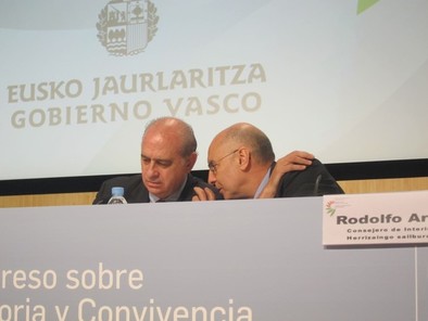 Fernández advierte a los presos de que su «mayor enemigo es ETA»