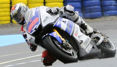 Lorenzo reina bajo la lluvia