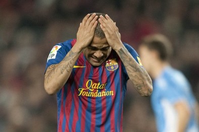 Alves deja al Barça en cuadro
