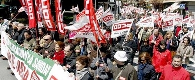 Unas 2.000 personas dicen no a los recortes en educaci�n y sanidad