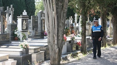 Un agente de la Policía Local patrulla al cuidado del Cementerio