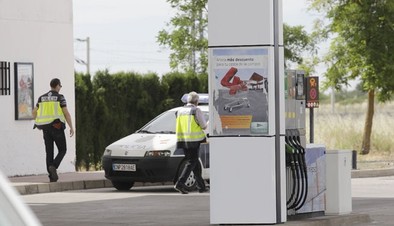Muere atropellado al caer de una furgoneta en la huida 
tras asaltar una gasolinera