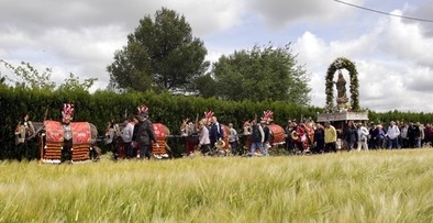 Cientos de romeros se empapan de rito y fiesta 