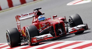 Alonso lucha con Red Bull