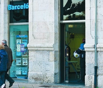 Asalta una agencia de viajes a punta de pistola y se va sin botín