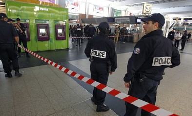 Un presunto islamista apuñala en la garganta a un soldado en París