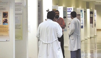 La provincia pierde médicos y enfermeros por primera vez durante la crisis