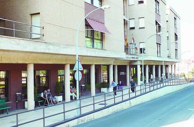 Toman nuevas muestras de heces a varios ancianos de la residencia de la Junta