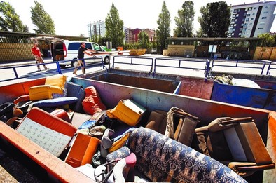 Los puntos limpios pierden 700 visitas al mes y se vacían de ropa y juguetes