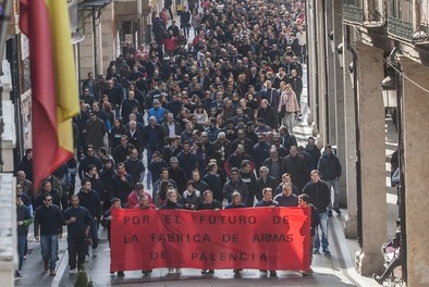 Medio millar de personas secundó la manifestación de apoyo a la Fábrica de Armas de Palencia