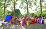 QUINTANA DEL PUENTE: Quintana se ha convertido en un oasis en medio de la batalla del mundo, un campamento donde con estética hippy mayores y jóvenes reivindican la paz.