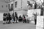 BAHILLO: Ahí tienen a los antepasados de los actuales vecinos de Bahíllo preparados para subirse al coche de linea, camino de la feria de Carrión y con ganas de intercambiar viandas, artículos y conversación.