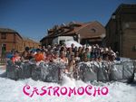 CASTROMOCHO: La localidad de Castromocho se convirtió por unas horas en un verdadero mar de espuma, del que disfrutó a tope la chiquillería como recoge la imagen.