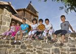 GRAMEDO: Los niños son lo mejor de Gramedo. Muchos menores de ocho años juegan, corren y divierten a los mayores en el verano, rompiendo el silencio del invierno. Representan el futuro y el sentir de existir.