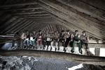 SAN CEBRIÁN DE CAMPOS: Los trabajadores del 'Empire Estate' PICHONEROS... Se toman un descanso. En San Cebrián no se andan por las ramas; por las vigas sí.