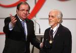 Emilio Rodríguez Almeida recibe el Pr...