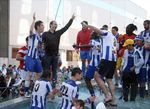 Los jugadores con el técnico en el baño de gloria.