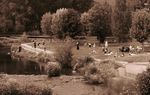 VELILLA DEL RÍO CARRIÓN. Típica merienda de antaño junto al río, con lavanderas, pescadores, músicos y niños jugando a la comba, a la carrera de sacos y a la pelota. El entorno de Velilla siempre ha invitado a disfrutar.