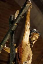 Por segundo año consecutivo la emblemática procesión del Vía Crucis tuvo que celebrarse en el interior de la catedral abulense.