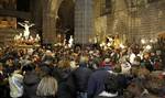 Por segundo año consecutivo la emblemática procesión del Vía Crucis tuvo que celebrarse en el interior de la catedral abulense.