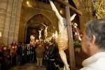 Por segundo año consecutivo la emblemática procesión del Vía Crucis tuvo que celebrarse en el interior de la catedral abulense.