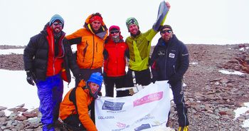 Seis de los siete integrantes de la expedición Reto Aconcagua -a la derecha Félix Castrillo- posan en la cumbre de la montaña.