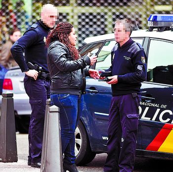 Una de las afectadas por la pelea habla con 2 policías nacionales.  J.J.M.