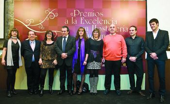 Foto de familia de los finalistas de los premios al mejor establecimiento en el medio rural y periodístico.
