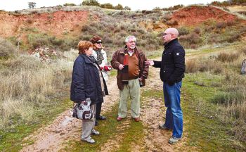 Miembros de la coordinadora de Burgos, en una zona del Estépar denominada con el siniestro nombre de ‘La escombrera’, donde se sabe que llegaban camiones con condenados a muerte. Jesús Javier Matías
