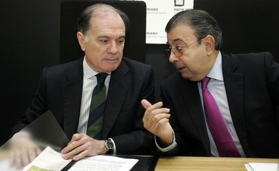 El consejero de Economía y Empleo, Tomás Villanueva, y el director general de la Fundación Gas Natural, Pedro Fábregas. Ical