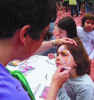 Uno de los talleres del parque fue este de maquillaje de fantas�a.  G.A.T.