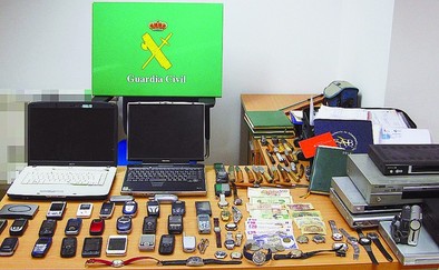Móviles, ordenadores, relojes y más objetos recuperados. I. Elices / Burgos