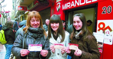 Pili posa, orgullosa y feliz, junto a sus hijas con las entradas para la batalla de ida de las semis de la Copa del Rey ante el Athletic.