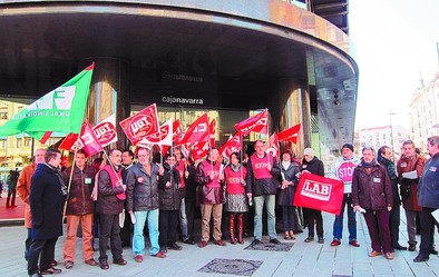 Durante el día de ayer hubo concentraciones de trabajadores en las sedes de Banca Cívica de Pamplona (foto) y Sevilla. Europa Press