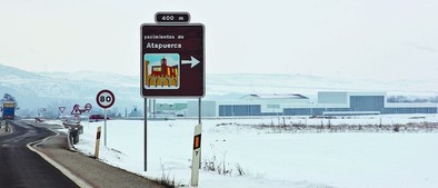 Acceso a los yacimientos paleoantropológicos desde la N-120. Al fondo, el centro de recepción de visitantes de Ibeas, que todavía no está abierto. DB/Jesús J. Matías