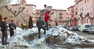 Los montones de nieve son visibles por toda la ciudad. DB/Jesús J. Matías