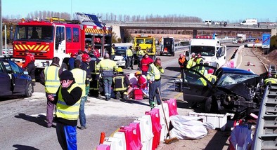 Uno de los vehículos, el Renault Laguna, se empotró contra el quitamiedos de la autovía. Rodrigo Orcajo