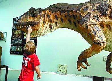 Un niño disfruta del Museo de Salas. Ángel Ayala