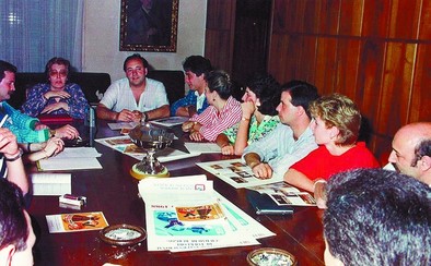 Concha Madorrán y Miguel Alonso, al fondo, conversan con otros miembros del comité al año de crearse, en una reunión de 1988. DB
