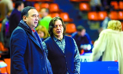 Los máximos responsables deportivos de Autocid Ford, el entrenador Andreu Casadevall y el director Javier Barriocanal. ¿Hablarán de fichajes? DB/Miguel Ángel Valdivielso