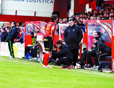 Lambarri es atendido segundos antes de abandonar el campo mientras es observado por Carlos Pouso.  Truchuelo