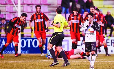 Partido entre el Burgos CF y el Lemona  en el Plantío DB/Miguel Ángel Valdivielso