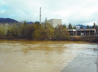 Imagen invernal de la central nuclear de Santa María de Garoña con el río Ebro en primer plano. A.C.