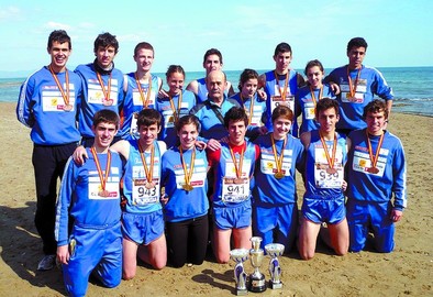 Juveniles y júniors del UBUCaja de Burgos posan en la playa con sus tres trofeos nacionales.  diariodeburgos.es