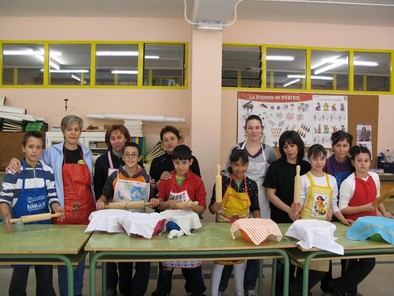 Durante la mañana de ayer estos estudiantes, con la ayuda de miembros del ‘AMPA’, se convirtieron en auténticos reposteros.  s.m.